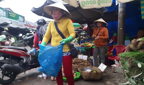 Chị Tuyền vợ của Mười buôn bán rau, cải tại chợ Tân An (Cần Thơ)