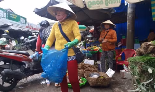 Chị Tuyền vợ của Mười buôn bán rau, cải tại chợ Tân An (Cần Thơ)