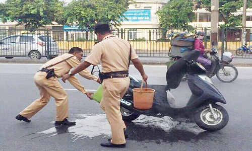 CSGT Ha Noi lao vao dap lua cuu xe may boc chay