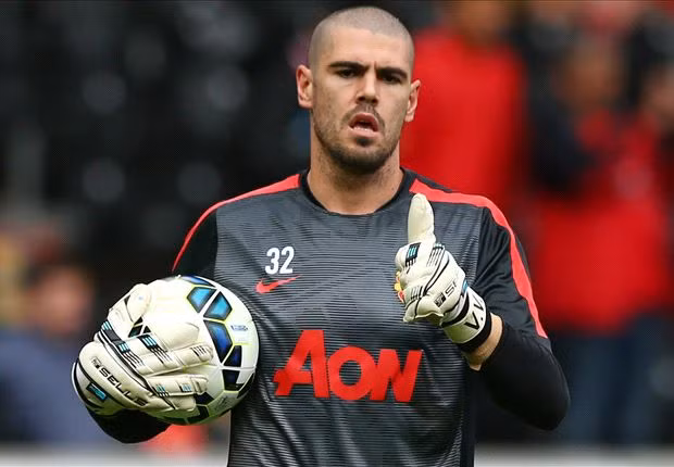 City muốn có "người cũ" M.U: Manchester City đang tìm cách chiêu mộ cựu thủ thành từng khoác áo M.U, đó chính là Victor Valdes. Sau khi bị Man United chấm dứt hợp đồng, Valdes sớm tìm được bến đỗ mới trong màu áo Middlesbrough trong kỳ CN mùa Hè năm ngoái và đã có được những màn trình diễn rất ấn tượng mùa giải năm nay.. Ảnh: Reuter.