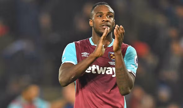 Antonio từ chối Chelsea: Mục tiêu Michail Antonio của Chelsea đã không còn cơ hội nào để đến Stamford Bridge hè này. The Hammers đã thuyết phục Antonio ở lại thành công bằng cách ký vào bản hợp đồng mới có thời hạn 4 năm. Ảnh: Goal