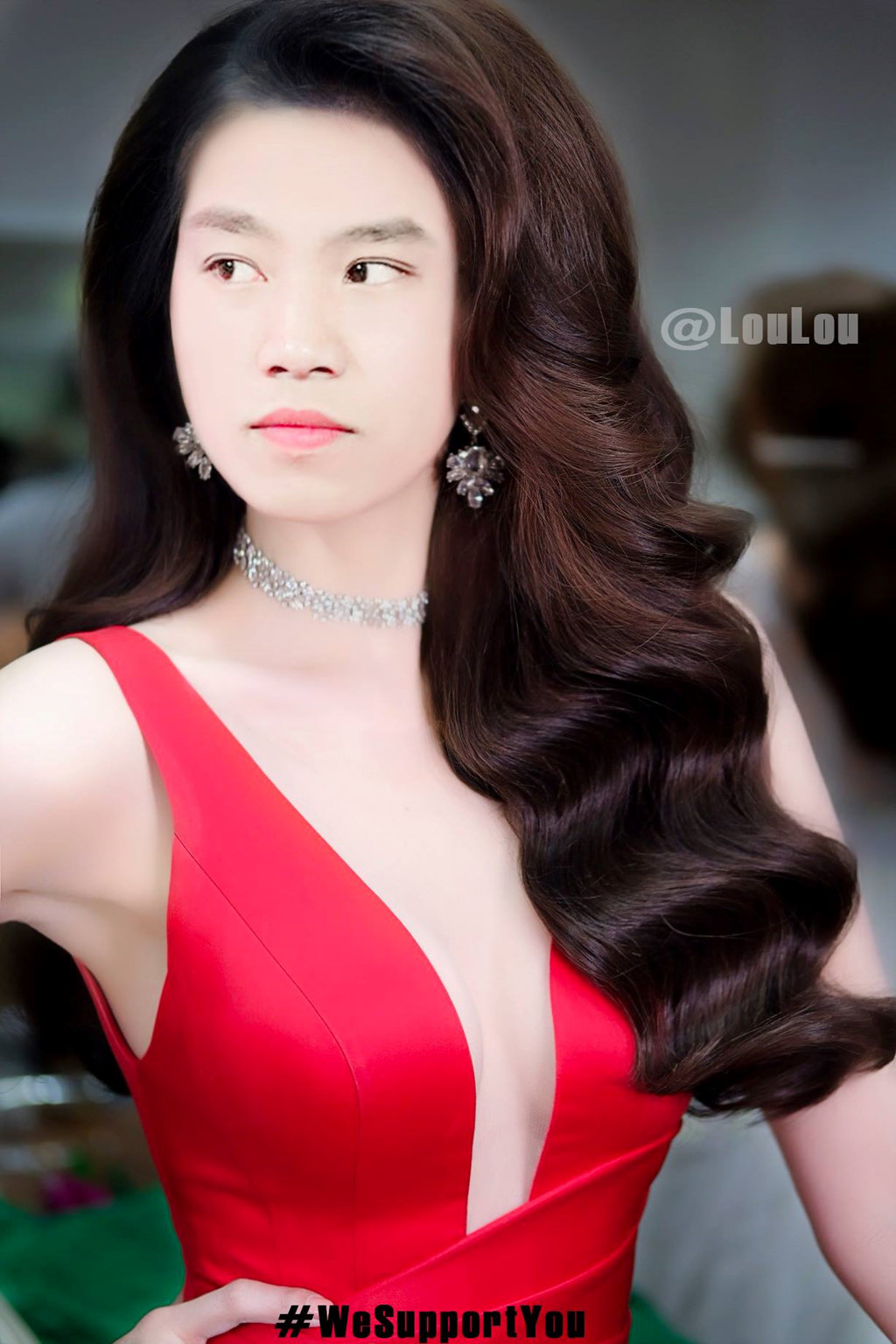 Văn Thanh mạnh mẽ là vậy nhưng khi diện váy đỏ khoét sâu theo trí tưởng tượng của dân mạng cũng trở nên dịu dàng, nữ tính hơn bao giờ hết.