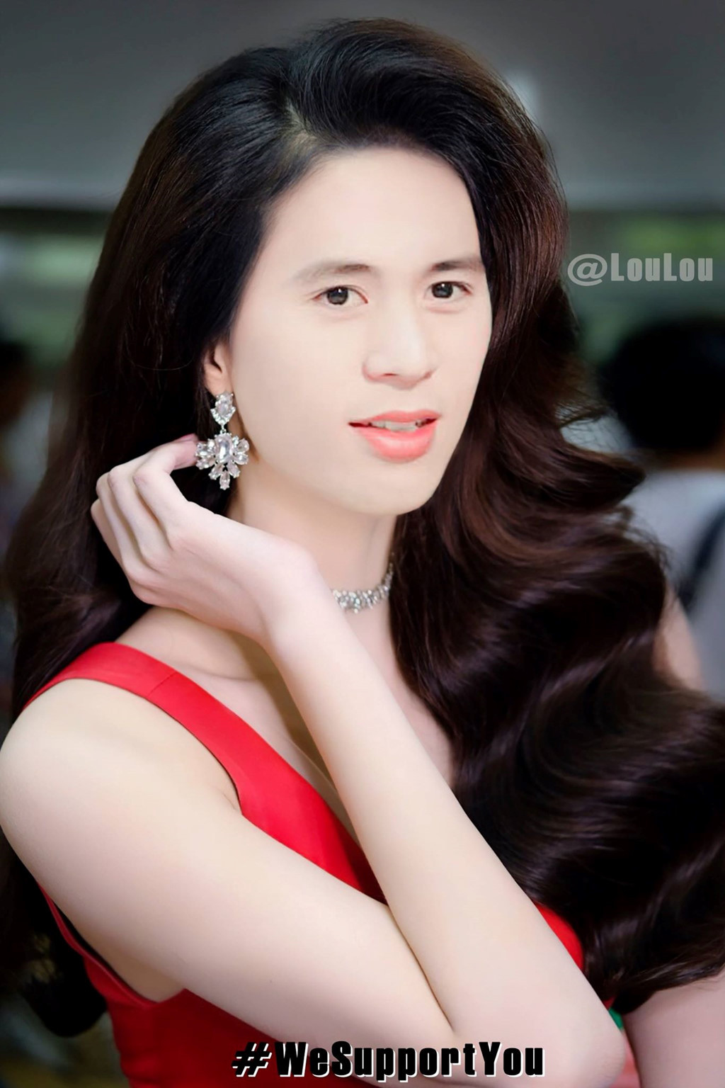 Cùng với phong cách quyến rũ tóc sóng dài bồng bềnh và góc nghiêng thần thánh, Đình Trọng cũng chẳng kém cạnh Quang Hải, cặp đôi của đội tuyển U23 Việt Nam này trở thành đối thủ nặng kí cho vương miện hoa hậu.