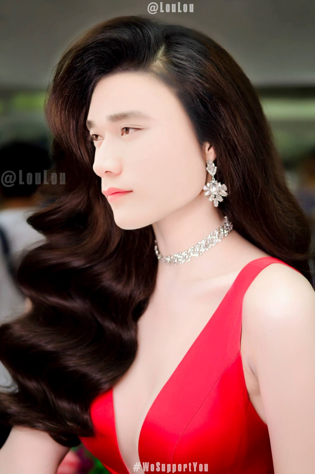 "Thủ môn quốc dân" Tiến Dũng cũng táo bạo khi khoe váy dài đỏ khoét ngực.