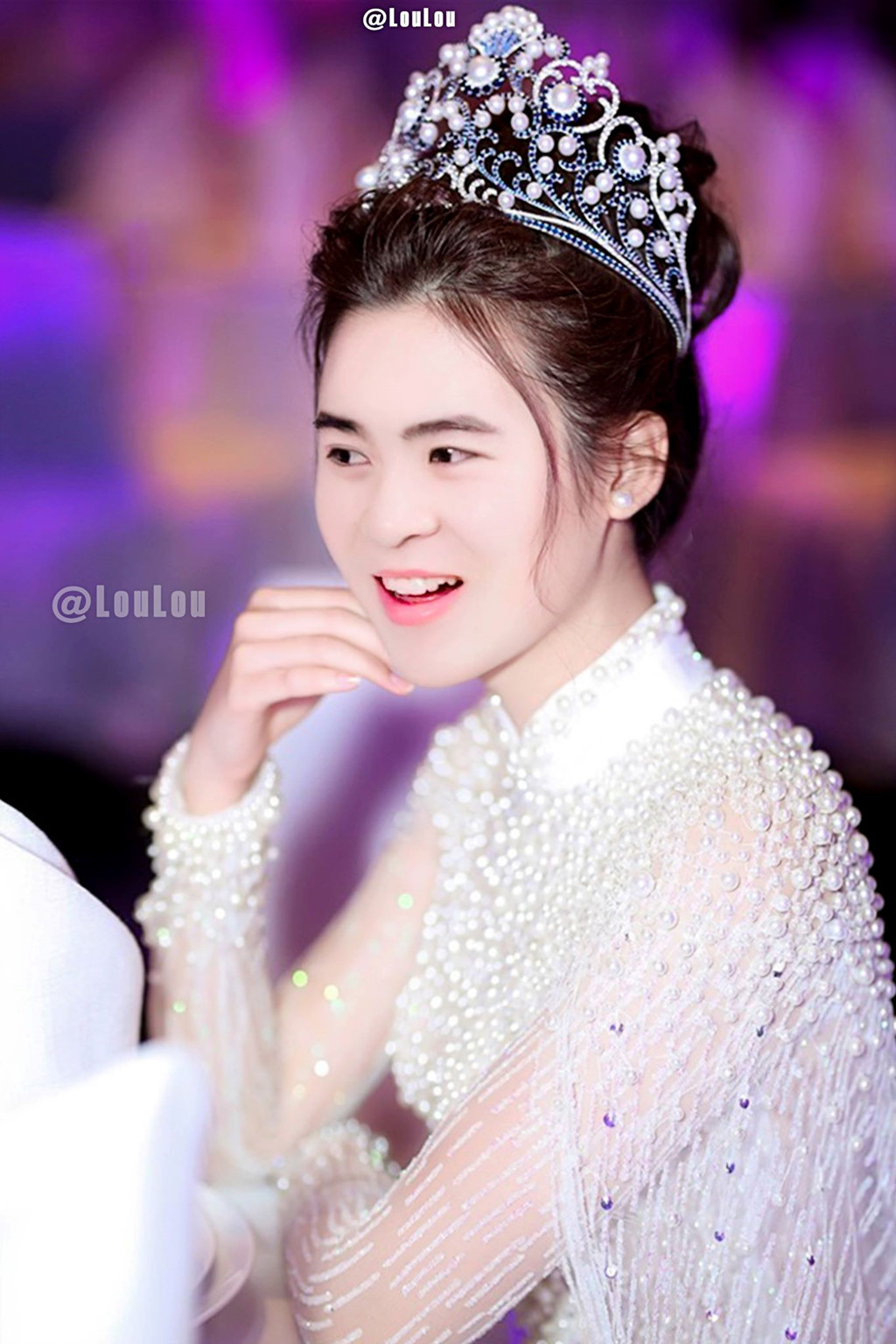 Mạnh "gái" khiến người xem bật cười dù hóa thân trong chiếc đầm phủ đầy kim sa, hột soàn.