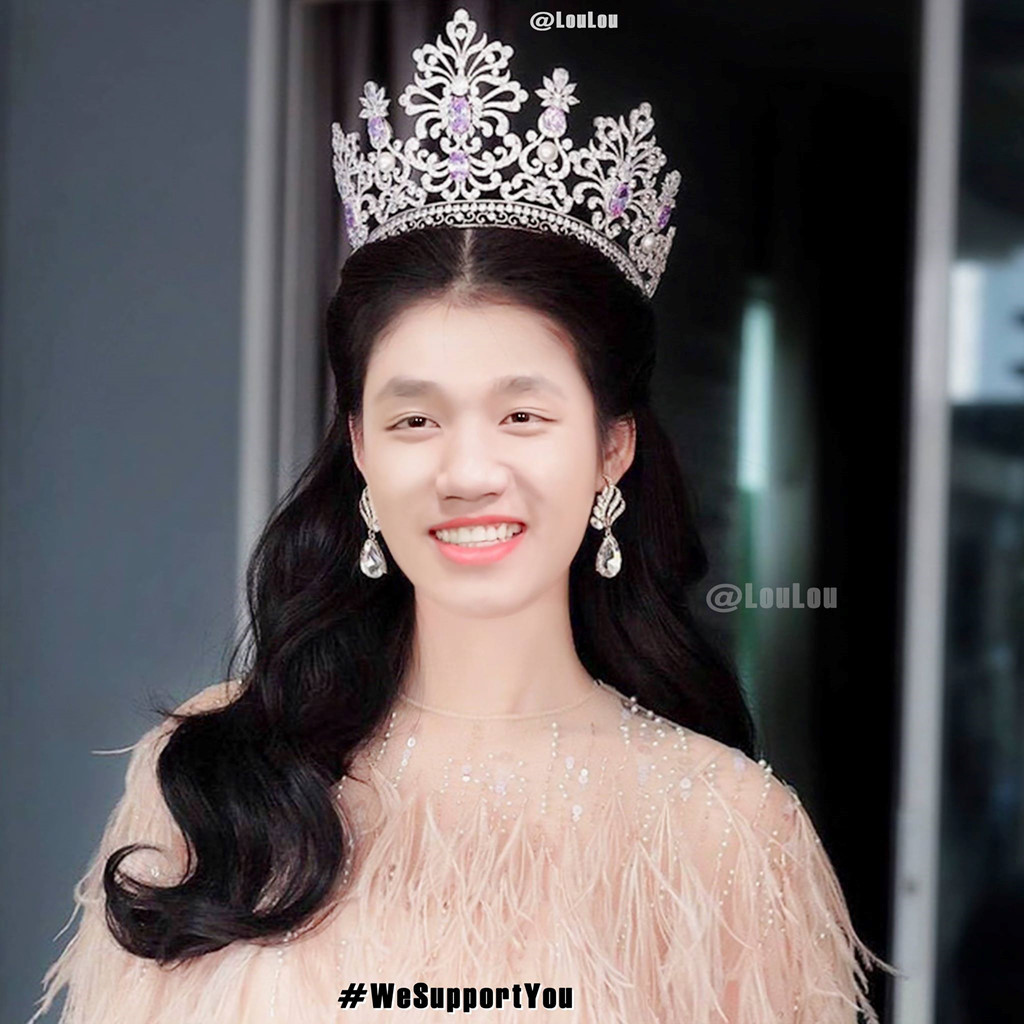 Trọng Đại xuất hiện với một bộ váy, tóc xõa uốn nhẹ và đội vương miện danh giá.