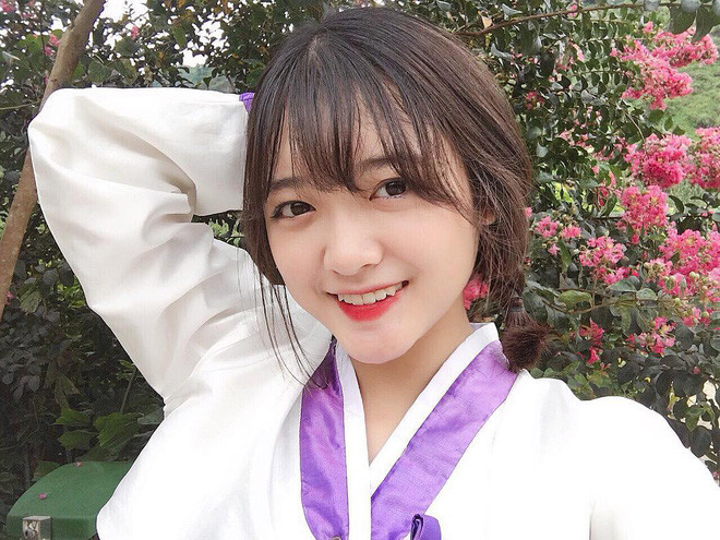 Khánh Linh sở hữu nhan sắc xinh xắn, trong sáng. Cô bạn này nổi bật giữa đám bạn bè cùng trang lứa.