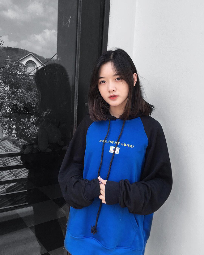 Không chạy theo trend nhảy nhót hay khoe vẻ quyến rũ, Khánh Linh tạo cảm tình với fan bằng những hình ảnh trong sáng, dễ thương, hợp với tuổi 17 của mình.