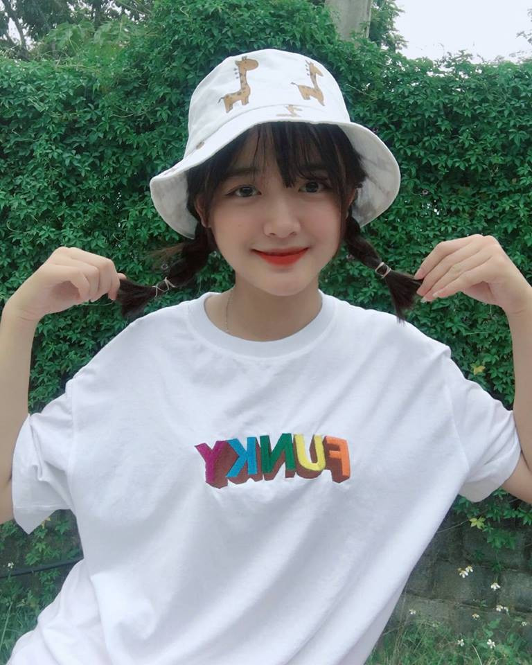 Khánh Linh là một nhân tố khá nổi bật ở trường khi vừa học giỏi lại vừa xinh xắn.