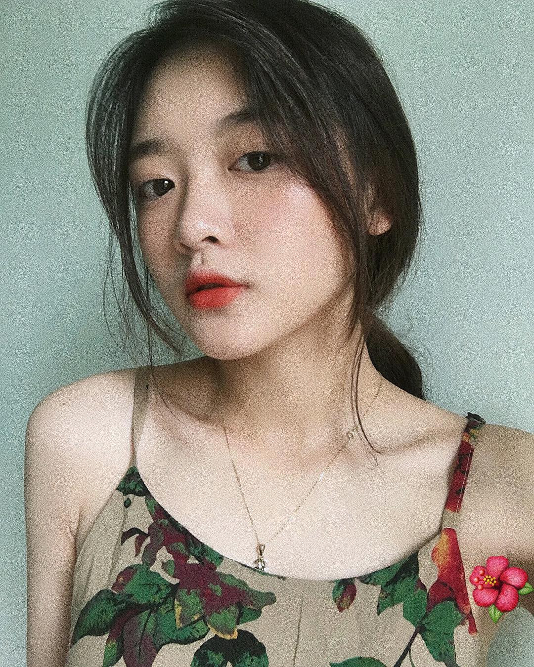 Với vẻ nhí nhảnh, gương mặt xinh xắn cùng cặp kính mắt to cực kì đáng yêu, ai nấy đều phải bất giác ôm tim vì sao Khánh Linh dễ thương đến thế.