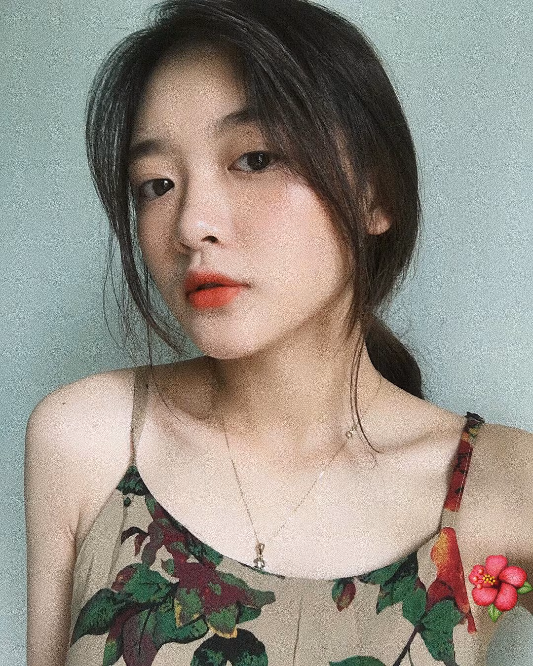 Với vẻ nhí nhảnh, gương mặt xinh xắn cùng cặp kính mắt to cực kì đáng yêu, ai nấy đều phải bất giác ôm tim vì sao Khánh Linh dễ thương đến thế.