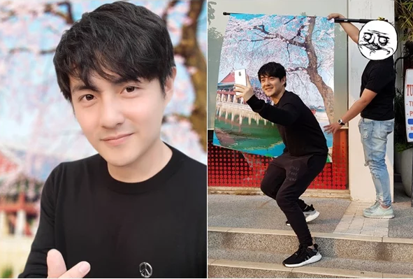 Ai không biết lại cứ tưởng Ông Cao Thắng đang đứng chụp ở 1 công viên với trăm hoa khoe sắc tại xứ sở mặt trời mọc.