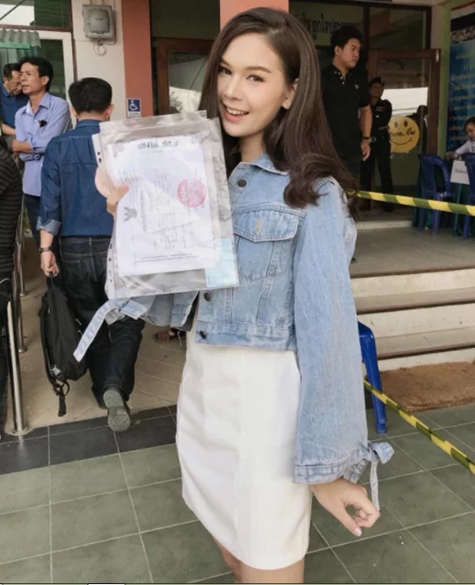 Chin Rika là cô nàng chuyển giới (SN 1996) hiện đang sinh sống tại Chiang Mai với vai trò là người mẫu tự do. Người đẹp này từng trường Cao đẳng Nghệ thuật Chiang Mai và trước đó là Học viện Bunditpatanasilpa tại Bangkok.