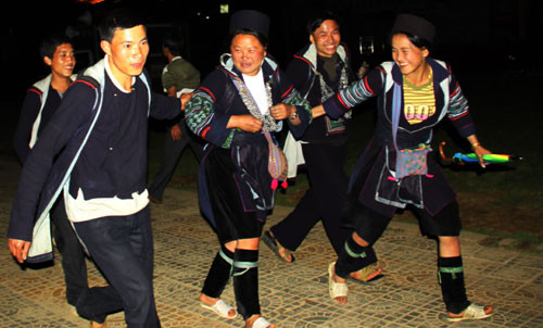 Nu sinh lop 7 bi 5 trai lang hiep dam tap the