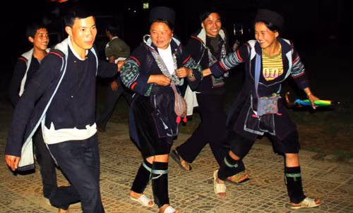 Nu sinh lop 7 bi 5 trai lang hiep dam tap the