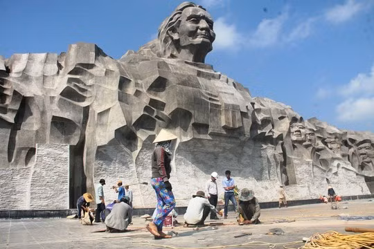 Nen tuong dai Me VN Anh hung vo vun sau khanh thanh