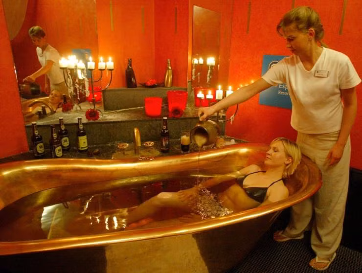 Tắm bia: Tắm bia hiện vẫn còn đang phổ biến ở các nước Đông Âu. Người sử dụng phương pháp này tin rằng bia có tác dụng làm đẹp da, giúp lưu thông máu và đào thải các độc tố trong và ngoài cơ thể.