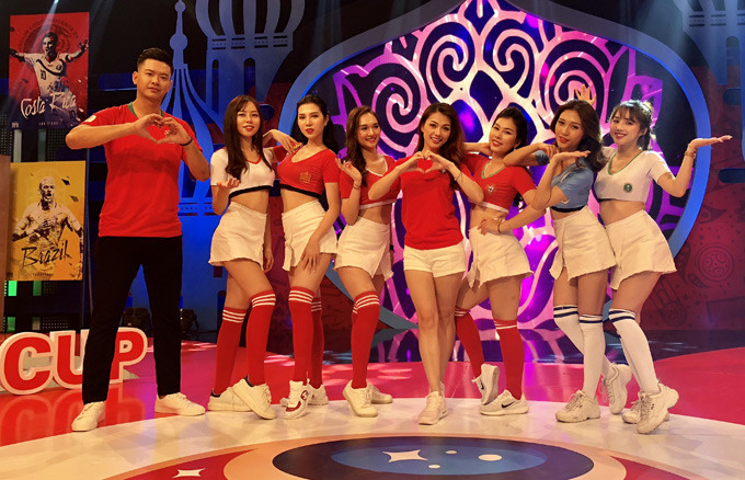 Rất nhiều người còn cho rằng, các hot girl lên sóng VTV mùa World Cup chẳng khác nào "trò hề" và đây là cuộc thi xem cô nàng nào học thuộc bài hơn.