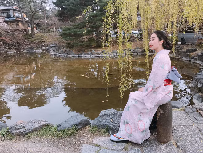 Thùy Dương đã rất thành công với bộ ảnh "sống ảo" mẫu mực của mình tại Nhật với góc chụp nghiêng khuôn mặt.