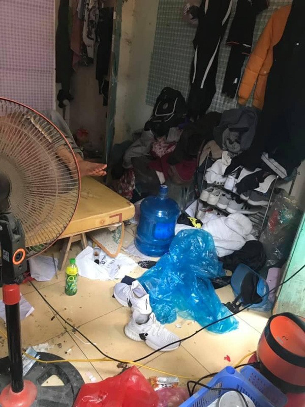 Trong căn phòng trọ khá chật chội với một tấm phản được kê giữa nhà làm chỗ ngủ, nếu nhìn xung quanh thì chẳng ai dám tin đây là phòng trọ của sinh viên.