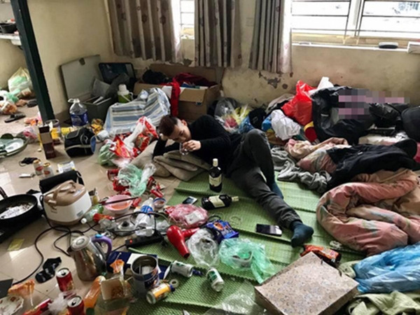 Những hình ảnh về căn phòng trọ bẩn như bãi rác của nam sinh trên sau khi được đăng tải lên mạng xã hội đã khiến bất kỳ ai khi xem cũng tỏ ra ngao ngán vì ý thức xuống cấp của một bộ phận không nhỏ giới trẻ hiện nay.