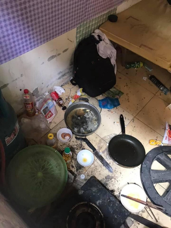 Khu vực nấu nướng cũng được sắp xếp ngay tại một góc phòng nhưng vô cùng ngập ngụa, bẩn thỉu. Nồi niêu, xoong chảo và cả những chai nhựa đựng gia vị cũng vứt ngổn ngang, để lâu ngày không được dọn dẹp.