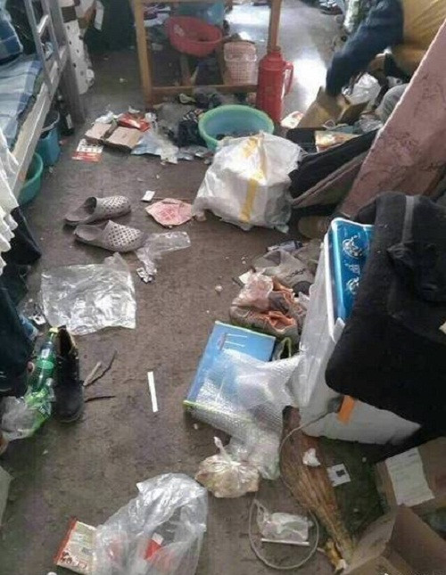 Những câu chuyện ở bẩn trên theo nhiều người chỉ là hư cấu nhưng nếu đến tận nơi chứng kiến thì họ sẽ thấy đây thực sự là điều ám ảnh. Chẳng ai tin chủ nhân của những căn phòng trọ như bãi rác ấy lại toàn là những "nam thanh, nữ tú" với diện mạo ngời ngời, bắt mắt.