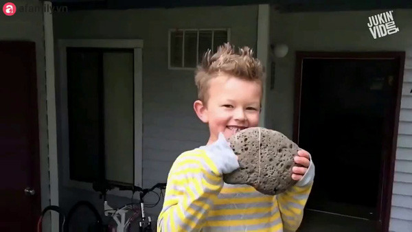 Có thể thấy, khi còn bé việc nhổ răng là điều vô cùng ám ảnh và người lớn thì luôn tìm ra những cách độc đáo nhất để giúp các bạn nhỏ biến nỗi sợ hãi thành điều vui vẻ.