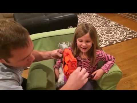 Trước đó cũng trên mạng xã hội, rất nhiều clip khoe màn nhổ răng độc đáo cũng được dân mạng sưu tầm và mang lại không ít tiếng cười cho mọi người.