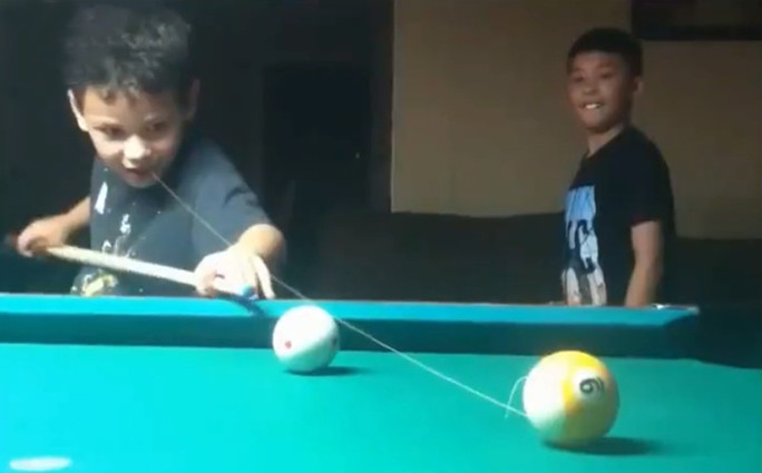 Ngoài việc dùng nỏ, thì dùng cách đánh bi-a hay cánh cửa làm công cụ để nhổ răng khá hữu hiệu nếu các bạn nhỏ không muốn tới nha khoa.