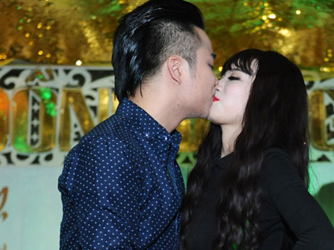 Hữu Công và Linh Miu đã có hơn 2 năm mặn nồng bên nhau. Trong album ảnh của họ không thiếu những bức ảnh khóa môi mặn nồng bên nhau.