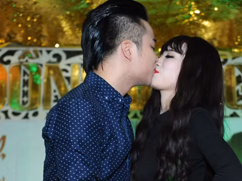 Hữu Công và Linh Miu đã có hơn 2 năm mặn nồng bên nhau. Trong album ảnh của họ không thiếu những bức ảnh khóa môi mặn nồng bên nhau.