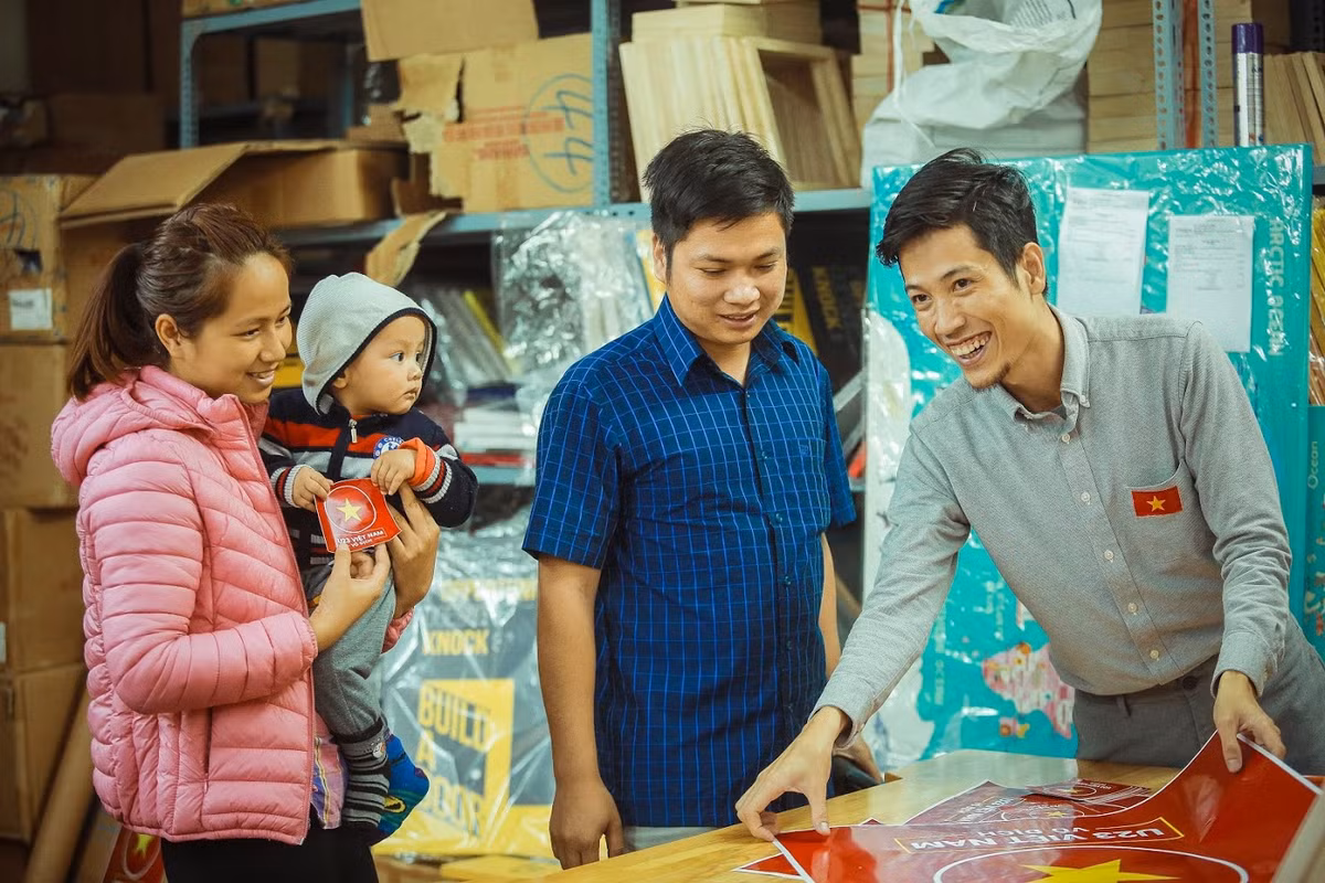 Hiện tại, máy in phun màu công nghiệp tại xưởng làm việc hết công suất để tiếp tục làm hàng trăm sticker hình trái tim, hình vuông để phát miễn phí cho người hâm mộ tại phố đi bộ vào ngày 27/1 - ngày diễn ra trận chung kết giữa U23 Việt Nam và Uzbekistan. Trung bình, mỗi tấm decal dài 10m với nhiều mẫu in khác nhau cần 3-5 phút để in xong.