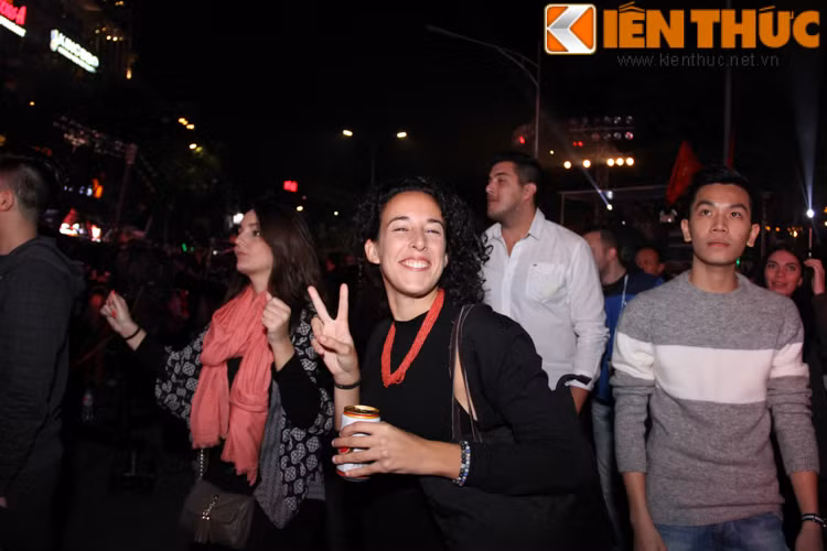 Những người bạn nước ngoài không ngại ngần và đã hòa vào những dòng người đang ăn mừng năm mới trên những con phố cổ Hà Nội.