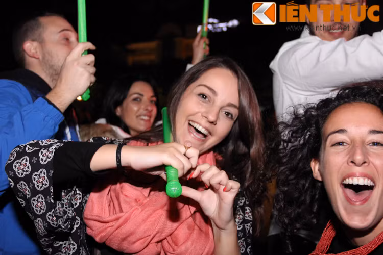 Những người bạn tới từ phương xa này rất vô tư và nhanh chóng hòa đồng vào dòng người đang đổ xuống đường phố Việt Nam để chào mừng năm mới 2016.