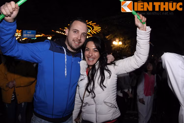 Còn cặp đôi Francis và Jessica thì nói rằng: "Không khí đón năm mới tại Việt Nam chẳng khác nào đất nước Úc của chúng tôi cả. Rất cuồng nhiệt nhưng rất ấm áp".