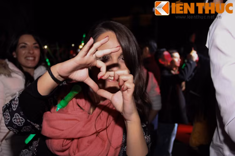 Cô bạn Magarita người Pháp chia sẻ: "Tôi rất vui mừng khi được đón mừng năm mới cùng các bạn trẻ Việt Nam, họ rất cuồng nhiệt và chúng tôi không cảm thấy nhớ nhà vì các bạn đã cho chúng tôi cảm thấy rằng đây như là nhà của chúng tôi vậy".