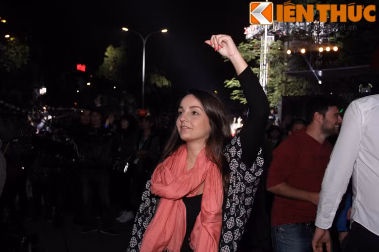 Trong đêm 31/12, có rất nhiều những người bạn nước ngoài đã xuống đường, đón năm mới 2016 cùng với những bạn trẻ Việt Nam.