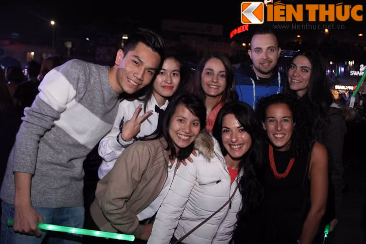 Những người bạn nước ngoài và những bạn trẻ Việt Nam cùng nhau chụp một bức ảnh lưu niệm và họ cũng không quên trao cho nhau những lời chúc mừng năm mới và những cái ôm hết sức thân ái.