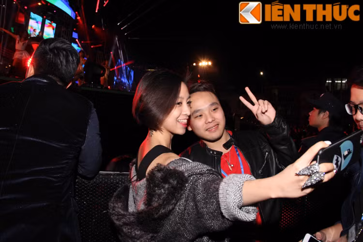 Cô bạn người nước ngoài xinh đẹp mời những người bạn Việt Nam chụp ảnh check-in cùng trong khoảnh khắc chuyển giao giữa năm cũ và năm mới.