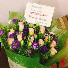 Chia sẻ về ông ngoại trong tâm thư, Hương Giang cho biết ông ngoại cô có 4 cô con gái và 8 đứa cháu ngoại. Mỗi lần đi "phượt" phát đồ ăn sáng là phải qua 4 nhà. Dù chỉ là gói xôi, bánh bao, bánh mì, mấy quả quýt, quả khế, mía, gói bim bim nhưng nhà nào cũng phải công bằng với túi quà giống nhau. Ông ngoại cô bạn không dùng điện thoại nên chẳng gọi điện trước bao giờ, cứ sang gặp thì gặp, không gặp thì lại viết thư gửi đồ cho lễ tân toà nhà hoặc treo ngoài cửa.