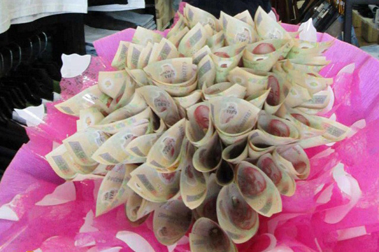 Những đóa được gói từ những tờ tiền có mệnh giá từ 100.000 đồng - cao nhất là 500.000 đồng khiến nhiều chị em vui ra mặt.