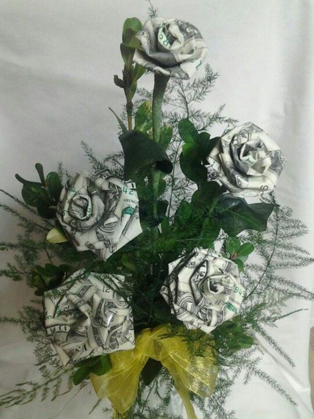Bên cạnh những bông hoa được làm từ tiền Việt Nam thì có nhiều anh chàng chịu chơi thay nó bằng các ngoại tệ mạnh như USD hay Euro.