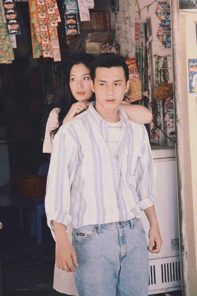 Theo chia sẻ từ nhiếp ảnh gia Thuong Vang của Hiệu Ảnh Tân Thời – ekip thực hiện bộ ảnh thì nam chính và nữ chính của chúng ta không phải một cặp đôi thực sự mà chỉ là bạn bè và được anh mời làm người mẫu.