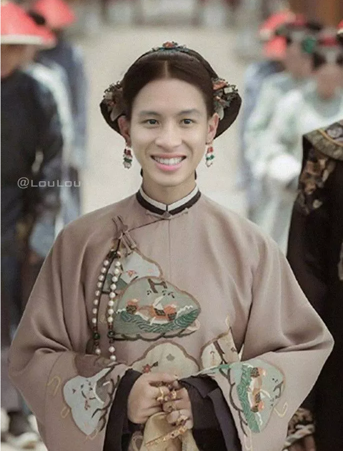 Nickname Hoa Minh chia sẻ: "Buồn cười quá nhìn vào bộ ảnh mà tưởng rằng các chàng trai Việt Nam như đang đóng phim thật. Xem được bộ ảnh này chắc tinh thần các cầu thủ sẽ vui vẻ lắm trước trận chiến với Syria ở vòng tứ kết Asiad".