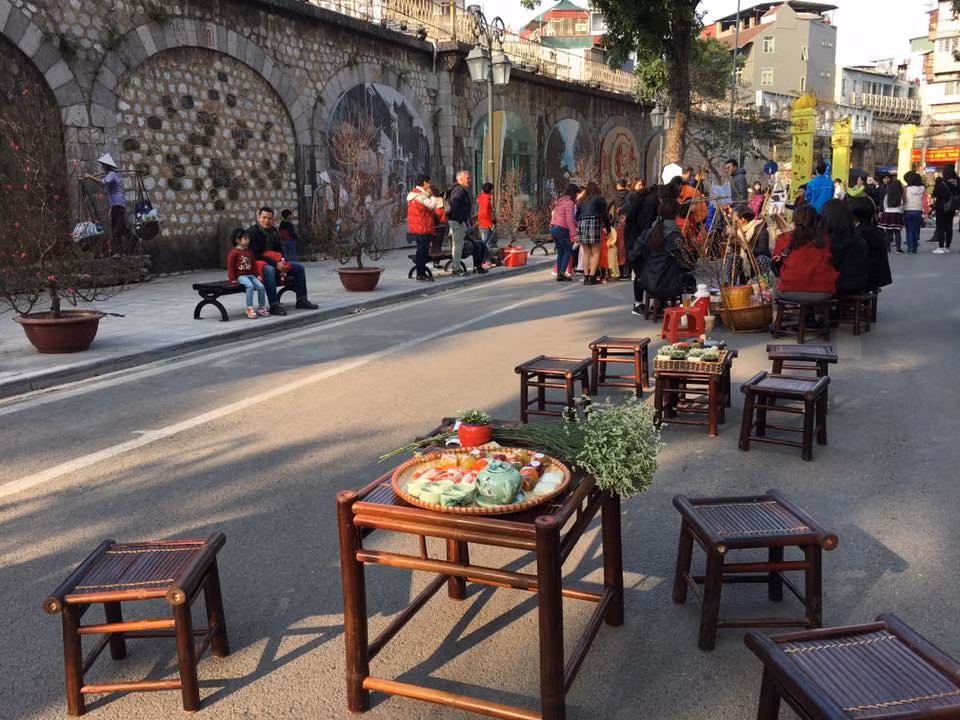 Những chiếc bàn ghế được bày ra lòng đường để phục vụ người dân Hà Nội tham quan và thưởng thức những món ăn đậm chất cổ truyền.