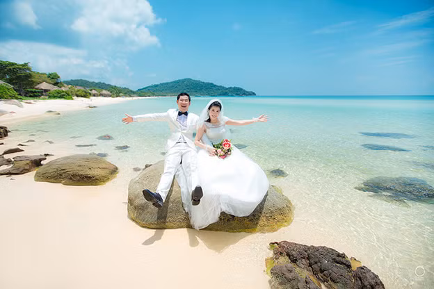 Với nhiều bãi biển trong vắt, cát trắng, biển êm, Phú Quốc (Kiên Giang) sẽ mang đến cho các cặp đôi những giây phút thư giãn thoải mái.