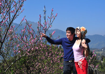 Với nhiều cặp đôi, dịp Tết nguyên đán là khoảng thời gian để tận hưởng những ngày lãng mạn bên bạn bè và gia đình. Nằm ở phía Tây bắc của nước ta, Sa Pa là địa danh du lịch nổi tiếng với vẻ đẹp không nơi nào sánh được. Nếu so với Đà Lạt, Sa Pa lạnh hơn rất nhiều.