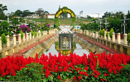 Đà Lạt có rất nhiều thắng cảnh gắn liền với những mối tình son sắt chung thủy như chuyện tình chàng Lang và nàng Biang trong huyền thoại Langbiang.