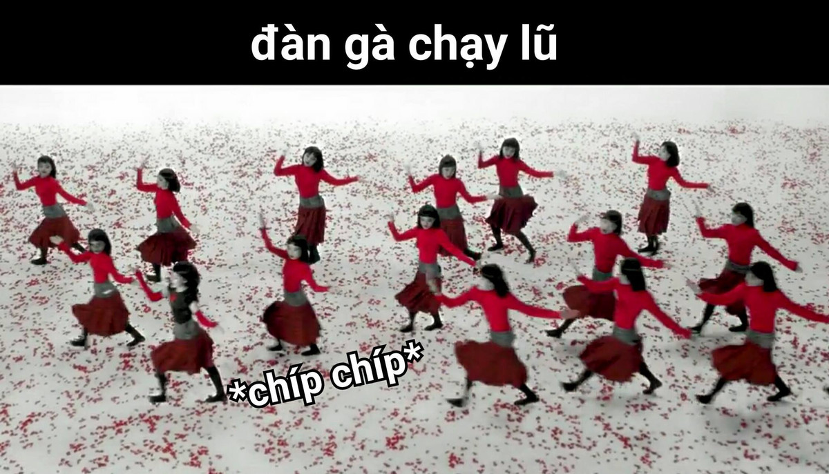 Chưa bàn đến phần âm nhạc và nội dung trong MV, tác phẩm lần này của Chi Pu bị dân mạng soi ngay vào phần vũ đạo khá "dị" và đây cũng là chủ đề để nhiều người tạo nên những bức ảnh chế đem lại tiếng cười cho dân mạng